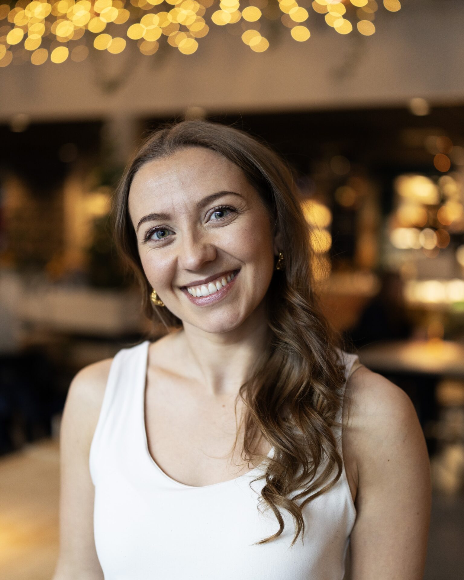 Katrine lovise ståande